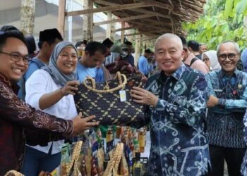 Gubernur Kalimantan Selatan, H Muhidin ketika meninjau stan produk unggulan hasil hutan dari berbagai Kesatuan Pengelolaan Hutan (KPH) se-Kalsel