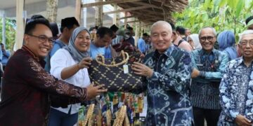 Gubernur Kalimantan Selatan, H Muhidin ketika meninjau stan produk unggulan hasil hutan dari berbagai Kesatuan Pengelolaan Hutan (KPH) se-Kalsel