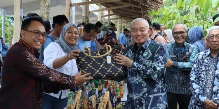 Gubernur Kalimantan Selatan, H Muhidin ketika meninjau stan produk unggulan hasil hutan dari berbagai Kesatuan Pengelolaan Hutan (KPH) se-Kalsel
