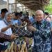 Gubernur Kalimantan Selatan, H Muhidin ketika meninjau stan produk unggulan hasil hutan dari berbagai Kesatuan Pengelolaan Hutan (KPH) se-Kalsel