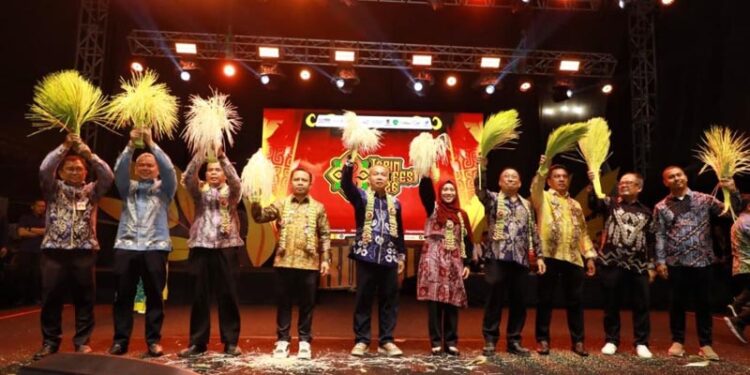 Sekdaprov Kalimantan Selatan, HM Syarifuddin berama isteri dan Bupati Tapin, H Yamani berfoto bersama usai pembukaan Tapin Art Fest 2026 di Ruang Terbuka Publik Kawasan Rantau Baru, Kabupaten Tapin