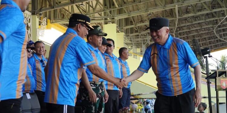 Gubernur Kalimantan Selatan, H Muhidin saat menghadiri pembukaan turnamen sepak bola Gubernur Cup Road to Pangdam XXIITambun Bungai Cup 2026 di Stadion 17 Mei, Banjarmasin