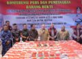 Gubernur Kalimantan Selatan, H Muhidin bersama Kapolda Kalsel, Irjen Pol Dr Rosyanto Yudha Hermawan dan anggota Komisi III DPR RI, Habib Aboe Bakar Alhabsyi saat konferansi pers dan pemusnahan barang bakti narkoba di Mapolda Kalsel di Banjarbaru