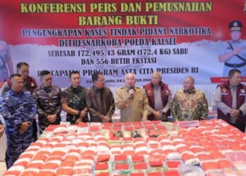 Gubernur Kalimantan Selatan, H Muhidin bersama Kapolda Kalsel, Irjen Pol Dr Rosyanto Yudha Hermawan dan anggota Komisi III DPR RI, Habib Aboe Bakar Alhabsyi saat konferansi pers dan pemusnahan barang bakti narkoba di Mapolda Kalsel di Banjarbaru