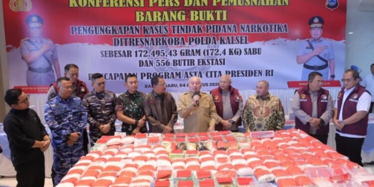 Gubernur Kalimantan Selatan, H Muhidin bersama Kapolda Kalsel, Irjen Pol Dr Rosyanto Yudha Hermawan dan anggota Komisi III DPR RI, Habib Aboe Bakar Alhabsyi saat konferansi pers dan pemusnahan barang bakti narkoba di Mapolda Kalsel di Banjarbaru