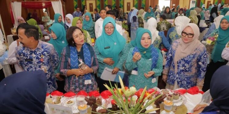 KETUA Tim Penggerak PKK Provinsi Kalimantan Selatan, Hj Fathul Jannah Muhidin berkeliling meninjau 13 stand perwakilan kabupaten/kota dan mencicipi berbagai hidangan yang disajikan peserta, sekaligus melihat secara langsung kreativitas para kader dalam mengolah bahan pangan lokal menjadi menu yang sehat, bergizi dan menarik.