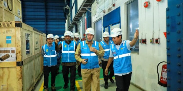 Gubernur Kalimantan Selatan, H Muhidin bersama unsur Forum Koordinasi Pimpinan Daerah (Forkopimda) ketika meninjau PLTU Asam-Asam dalam rangka memastikan penanganan kelistrikan di Kalsel, pasca terjadinya pemadaman listrik secara bergilir