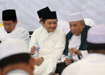 Wakil Gubernur (Wagub) Kalimantan Selatan, H Hasnuryadi Sulaiman terlihat hadir bersama Menteri Agama, KH Nasaruddin Umar dan sejumlah ulama untuk mengikuti tausiyah Menag, di ruang Induk Masjid Raya Sabilal Muhtadin Banjarmasin