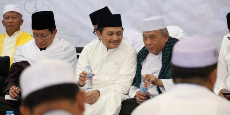 Wakil Gubernur (Wagub) Kalimantan Selatan, H Hasnuryadi Sulaiman terlihat hadir bersama Menteri Agama, KH Nasaruddin Umar dan sejumlah ulama untuk mengikuti tausiyah Menag, di ruang Induk Masjid Raya Sabilal Muhtadin Banjarmasin