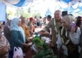 GUBERNUR Kalimantan Selatan H Muhidin bersama Ketua Tim Penggerak PKK Kalsel Hj Fathul Jannah Muhidin saat meninjau stan Germas Ceria dan Pasar Murah sebagai bentuk sinergi pemerintah daerah dalam mendorong pola hidup sehat sekaligus membantu memenuhi kebutuhan masyarakat dengan harga terjangkau.