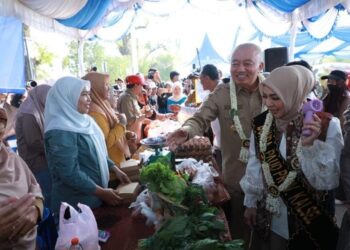 GUBERNUR Kalimantan Selatan H Muhidin bersama Ketua Tim Penggerak PKK Kalsel Hj Fathul Jannah Muhidin saat meninjau stan Germas Ceria dan Pasar Murah sebagai bentuk sinergi pemerintah daerah dalam mendorong pola hidup sehat sekaligus membantu memenuhi kebutuhan masyarakat dengan harga terjangkau.