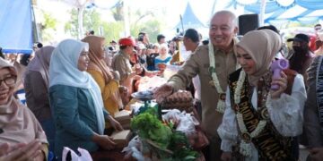 GUBERNUR Kalimantan Selatan H Muhidin bersama Ketua Tim Penggerak PKK Kalsel Hj Fathul Jannah Muhidin saat meninjau stan Germas Ceria dan Pasar Murah sebagai bentuk sinergi pemerintah daerah dalam mendorong pola hidup sehat sekaligus membantu memenuhi kebutuhan masyarakat dengan harga terjangkau.