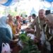 GUBERNUR Kalimantan Selatan H Muhidin bersama Ketua Tim Penggerak PKK Kalsel Hj Fathul Jannah Muhidin saat meninjau stan Germas Ceria dan Pasar Murah sebagai bentuk sinergi pemerintah daerah dalam mendorong pola hidup sehat sekaligus membantu memenuhi kebutuhan masyarakat dengan harga terjangkau.