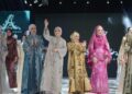 Ketua Dewan Kerajinan Nasional Daerah (Dekranasda) Provinsi Kalimantan Selatan, Hj Fathul Jannah Muhidin berfoto bersama disela dimulainya Indonesia Fashion Aesthetic (IA) Archipelago Kalimantan Selatan 2026, di Banjarbaru