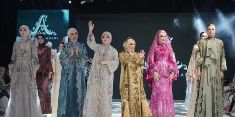 Ketua Dewan Kerajinan Nasional Daerah (Dekranasda) Provinsi Kalimantan Selatan, Hj Fathul Jannah Muhidin berfoto bersama disela dimulainya Indonesia Fashion Aesthetic (IA) Archipelago Kalimantan Selatan 2026, di Banjarbaru
