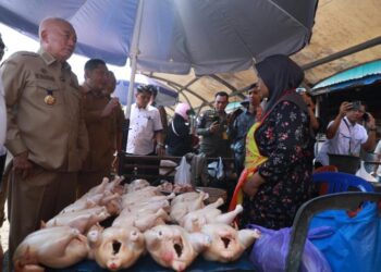 Gubernur Kalimantan Selatan, H Muhidin didampingi Bupati Hulu Sungai Tengah (HST) Samsul Rizal saat meninjau langsung Pasar Keramat Barabai, Kabupaten HST dan melakukan pengecekan langsung harga kebutuhan bahan pokok pangan pasar tradisional itu