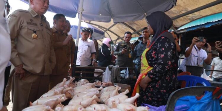 Gubernur Kalimantan Selatan, H Muhidin didampingi Bupati Hulu Sungai Tengah (HST) Samsul Rizal saat meninjau langsung Pasar Keramat Barabai, Kabupaten HST dan melakukan pengecekan langsung harga kebutuhan bahan pokok pangan pasar tradisional itu