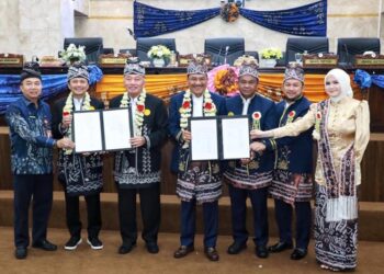 DISEPAKATI - Gubernur Kalsel H. Muhidin bersama Ketua DPRD H Supian HK menyepakati KUA PPAS 2027 (Kebijakan Umum Anggaran dan Prioritas Plafon Anggaran Sementara Tahun Anggaran 2027) & KUPA PPAS 2026 (Kebijakan Umum Perubahan Anggaran dan Prioritas Plafon Anggaran Sementara Tahun Anggaran 2026), dalam rapat paripurna Hari Jadi ke-76 Provinsi Kalsel di Gedung DPRD Kalsel. Rabu (12/8).