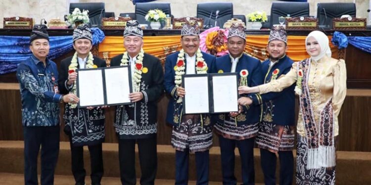 DISEPAKATI - Gubernur Kalsel H. Muhidin bersama Ketua DPRD H Supian HK menyepakati KUA PPAS 2027 (Kebijakan Umum Anggaran dan Prioritas Plafon Anggaran Sementara Tahun Anggaran 2027) & KUPA PPAS 2026 (Kebijakan Umum Perubahan Anggaran dan Prioritas Plafon Anggaran Sementara Tahun Anggaran 2026), dalam rapat paripurna Hari Jadi ke-76 Provinsi Kalsel di Gedung DPRD Kalsel. Rabu (12/8).