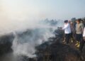 GUBERNUR Kalimantan Selatan H Muhidin menyemprotkan air pada api yang masih menyala di lokasi kebakaran hutan dan lahan (Karhutla) kawasan Pengayuan, Liang Anggang, Kota Banjarmasin.