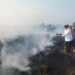 GUBERNUR Kalimantan Selatan H Muhidin menyemprotkan air pada api yang masih menyala di lokasi kebakaran hutan dan lahan (Karhutla) kawasan Pengayuan, Liang Anggang, Kota Banjarmasin.