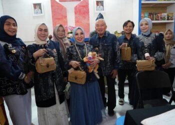Gubernur Kalimantan Selatan, H Muhidin bersama isteri, Hj Fathul Jannah, Wakil Gubernur (Wagub), H Hasnuryadi Sulaiman dan isteri menerima bingkisan pada pembukaan Kalsel Expo 20260