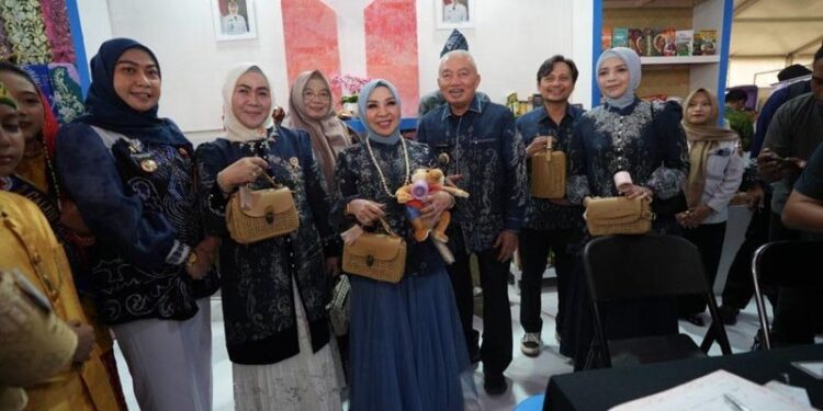 Gubernur Kalimantan Selatan, H Muhidin bersama isteri, Hj Fathul Jannah, Wakil Gubernur (Wagub), H Hasnuryadi Sulaiman dan isteri menerima bingkisan pada pembukaan Kalsel Expo 20260