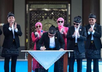 BANJARBARU - Gubernur Kalimantan Selatan, H Muhidin pada puncak peringatan Hari Jadi ke-76 Provinsi Kalimantan Selatan, tahun 2026, Kamis (13/08), meresmikan Masjid Syekh Muhammad Arsyad Al-Banjari, di Banjarbaru.