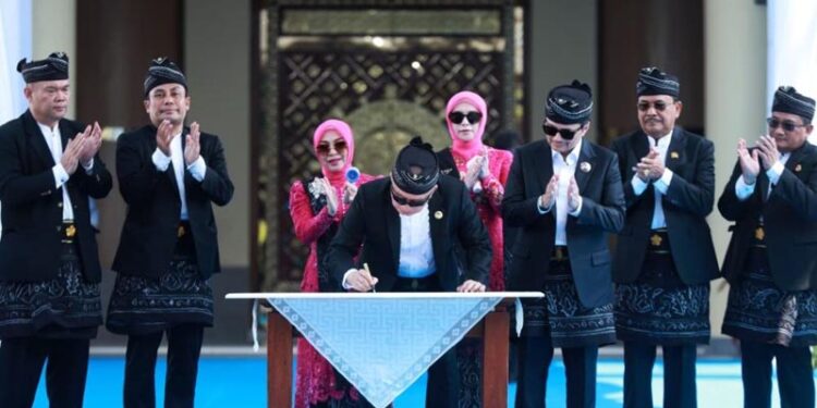 BANJARBARU - Gubernur Kalimantan Selatan, H Muhidin pada puncak peringatan Hari Jadi ke-76 Provinsi Kalimantan Selatan, tahun 2026, Kamis (13/08), meresmikan Masjid Syekh Muhammad Arsyad Al-Banjari, di Banjarbaru.