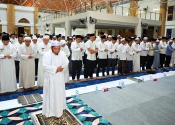 Gubernur Kalimantan Selatan, H Muhidin bersama Wagub, H Hasnuryadi Sulaiman dan Forkopimda serta ulama saat melaksanakan shalat hajat dalam rangkaian HUT ke-81 Kemerdekaan RI dan HUT ke-76 Provinsi Kalsel tahun 2026
