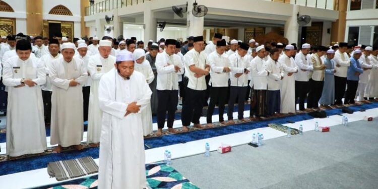 Gubernur Kalimantan Selatan, H Muhidin bersama Wagub, H Hasnuryadi Sulaiman dan Forkopimda serta ulama saat melaksanakan shalat hajat dalam rangkaian HUT ke-81 Kemerdekaan RI dan HUT ke-76 Provinsi Kalsel tahun 2026