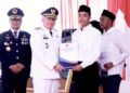 Gubernur Kalimantan Selatan, H Muhidin didampingi Kepala Kanwil Ditjen Pemasyarakatan Kalsel, Erwedi Supriyatno saat menyerahkan Surat Keputusan (SK) Remisi Umum bagi narapidana serta pengurangan masa pidana umum bagi anak binaan, di Lapas Kelas IIB Banjarbaru