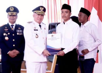Gubernur Kalimantan Selatan, H Muhidin didampingi Kepala Kanwil Ditjen Pemasyarakatan Kalsel, Erwedi Supriyatno saat menyerahkan Surat Keputusan (SK) Remisi Umum bagi narapidana serta pengurangan masa pidana umum bagi anak binaan, di Lapas Kelas IIB Banjarbaru