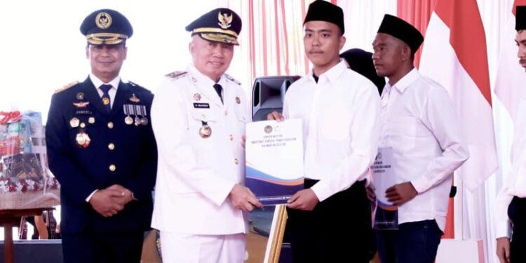 Gubernur Kalimantan Selatan, H Muhidin didampingi Kepala Kanwil Ditjen Pemasyarakatan Kalsel, Erwedi Supriyatno saat menyerahkan Surat Keputusan (SK) Remisi Umum bagi narapidana serta pengurangan masa pidana umum bagi anak binaan, di Lapas Kelas IIB Banjarbaru
