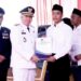 Gubernur Kalimantan Selatan, H Muhidin didampingi Kepala Kanwil Ditjen Pemasyarakatan Kalsel, Erwedi Supriyatno saat menyerahkan Surat Keputusan (SK) Remisi Umum bagi narapidana serta pengurangan masa pidana umum bagi anak binaan, di Lapas Kelas IIB Banjarbaru