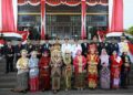 GUBERNUR Kalimantan Selatan H Muhidin bersama Wakil Gubernur H Hasnuryadi Sulaiman dan pejabat Forum Koordinasi Pimpinan Daerah (Forkopimda) Kalsel masing-masing bersama istri yang menggunakan pakaian adat berfoto bersama usai peringatan HUT ke-81 Kemerdekaan RI tahun 2026 di Banjarbaru.