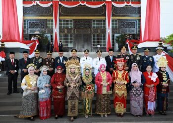 GUBERNUR Kalimantan Selatan H Muhidin bersama Wakil Gubernur H Hasnuryadi Sulaiman dan pejabat Forum Koordinasi Pimpinan Daerah (Forkopimda) Kalsel masing-masing bersama istri yang menggunakan pakaian adat berfoto bersama usai peringatan HUT ke-81 Kemerdekaan RI tahun 2026 di Banjarbaru.
