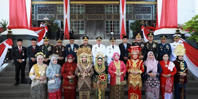 GUBERNUR Kalimantan Selatan H Muhidin bersama Wakil Gubernur H Hasnuryadi Sulaiman dan pejabat Forum Koordinasi Pimpinan Daerah (Forkopimda) Kalsel masing-masing bersama istri yang menggunakan pakaian adat berfoto bersama usai peringatan HUT ke-81 Kemerdekaan RI tahun 2026 di Banjarbaru.