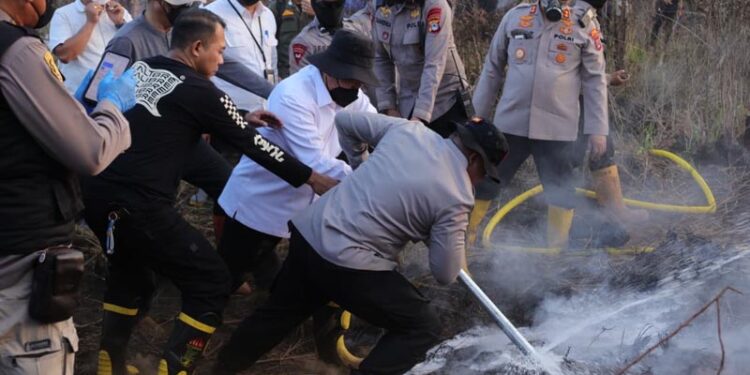 GUBERNUR Kalimantan Selatan H Muhidin ketika mencoba metode Gambut Injection atau Subsurface dengan menggunakan pipa suntik untuk pemadaman Karhutla di lahan gambut di kawasan ring 1 Bandara Syamsudin Noor di Banjarbaru.