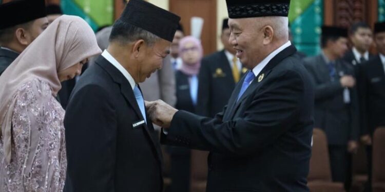 Gubernur Kalimantan Selatan, H Muhidin ketika menyematkan Satya Lancana Karya Satya 30 tahun kepada Sekdaprov Kalsel, H Muhammad Syarifuddin