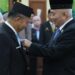 Gubernur Kalimantan Selatan, H Muhidin ketika menyematkan Satya Lancana Karya Satya 30 tahun kepada Sekdaprov Kalsel, H Muhammad Syarifuddin