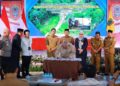 Gubernur Kalimantan Selatan, H Muhidin saat menandatangani nota kesepakatan bersama pilot project sinergi pembangunan jembatan non nasional bersama Kementerian Pekerjaan Umum