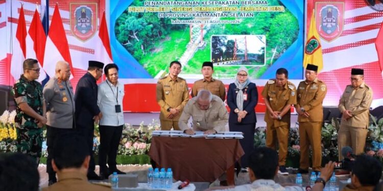 Gubernur Kalimantan Selatan, H Muhidin saat menandatangani nota kesepakatan bersama pilot project sinergi pembangunan jembatan non nasional bersama Kementerian Pekerjaan Umum