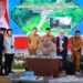 Gubernur Kalimantan Selatan, H Muhidin saat menandatangani nota kesepakatan bersama pilot project sinergi pembangunan jembatan non nasional bersama Kementerian Pekerjaan Umum
