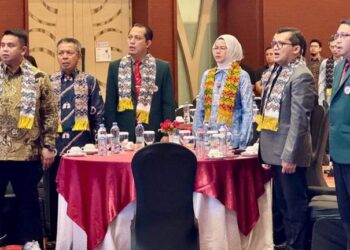 Asisten Bidang Pemerintahan dan Kesra Setdaprov Kalsel, Hj Galuh Tantri Narindra saat menghadiri pelantikan pengurus cabang Persatuan Dokter Spesialis Anestesiologi dan Terai Intensif (Perdatin) Provinsi Kalsel periode 2025-2028