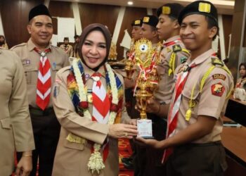 Ketua Kwarda Gerakan Pramuka Provinsi Kalimantan Selatan, Ka Hj Fathul Jannah Muhidin saat menyerahkan piala kepada pemenang Penguatan Karakter Siswa SMA Negeri/Swasta se-Provinsi Kalsel tahun 2026