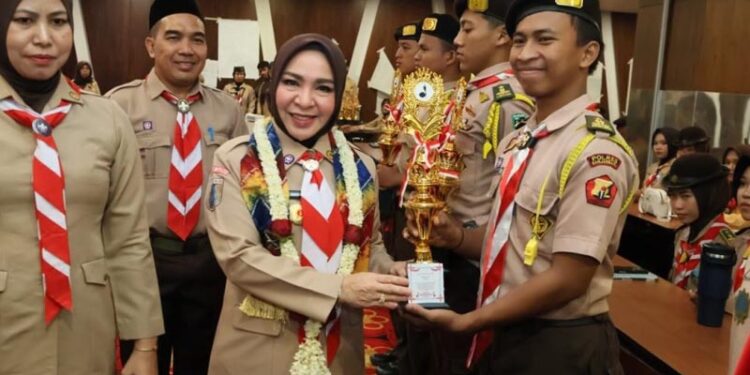 Ketua Kwarda Gerakan Pramuka Provinsi Kalimantan Selatan, Ka Hj Fathul Jannah Muhidin saat menyerahkan piala kepada pemenang Penguatan Karakter Siswa SMA Negeri/Swasta se-Provinsi Kalsel tahun 2026