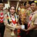 Ketua Kwarda Gerakan Pramuka Provinsi Kalimantan Selatan, Ka Hj Fathul Jannah Muhidin saat menyerahkan piala kepada pemenang Penguatan Karakter Siswa SMA Negeri/Swasta se-Provinsi Kalsel tahun 2026