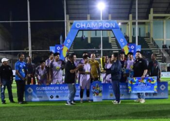 Wakil Gubernur (Wagub) Kalimantan Selatan, H Hasnuryadi Sulaiman saat menyerahkan piala kepada para pemenang pada turnamen Minisoccer Gubernur Cup 2026