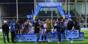 Wakil Gubernur (Wagub) Kalimantan Selatan, H Hasnuryadi Sulaiman saat menyerahkan piala kepada para pemenang pada turnamen Minisoccer Gubernur Cup 2026